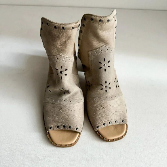 Sbicca Vintage Collection Suede Leather Light Beige Studded Slides 10 - Picture 10 of 13